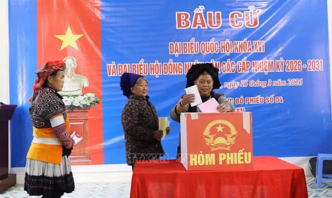 093556-cu-tri-bo-phieu-tai-to-bau-cu-so-4-ban-tung-qua-lin-xa-dao-san-anh-nguyen-oanh-ttxvn.jpg