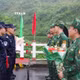 双方巡逻指挥长代表在越中边境友谊桥分界线上互相献花。图自越通社
