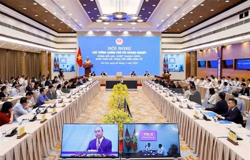 政府总理与企业会议场景。图自越通社