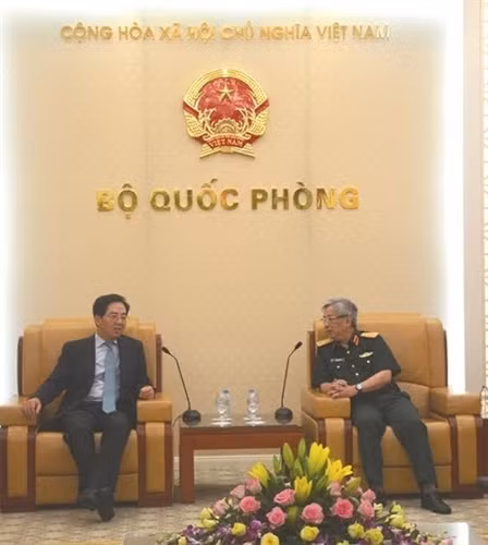 阮志咏上将会见中国驻越大使洪小勇。(图片来源:越南人民军队报) 阮志咏上将会见中国驻越大使洪小勇。(图片来源:越南人民军队报)