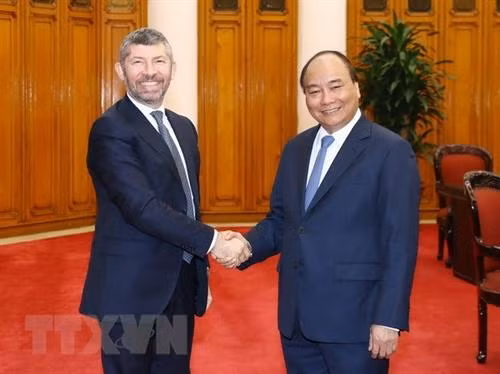 资料图：政府总理阮春福（右）与意大利经济发展部副部长伊万·斯卡法罗多。（图片来源：越通社）