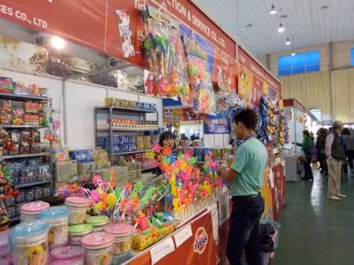 泰国商品零售展的展位(图片来源:越通社) 泰国商品零售展的展位(图片来源:越通社)