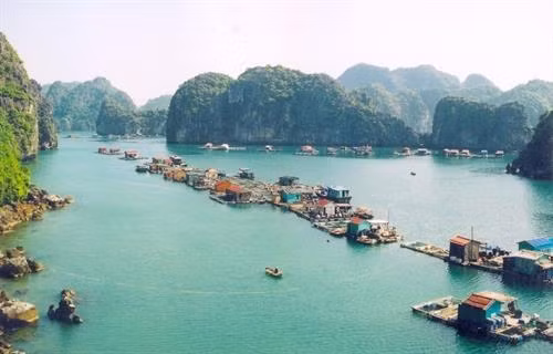 越南广宁省下龙湾上的万门渔村美景。（图片来源：越通社）