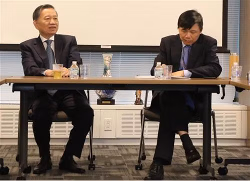 越南公安部部长苏林(左)与越南常驻联合国代表团团长邓廷贵。图自越通社 越南公安部部长苏林(左)与越南常驻联合国代表团团长邓廷贵。图自越通社