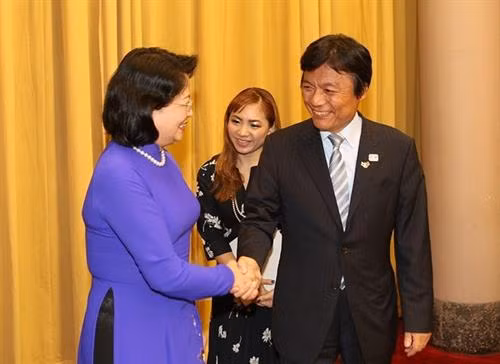 邓氏玉盛(左)会见日本福冈县知事小川洋。(图片来源:越通社) 邓氏玉盛(左)会见日本福冈县知事小川洋。(图片来源:越通社)