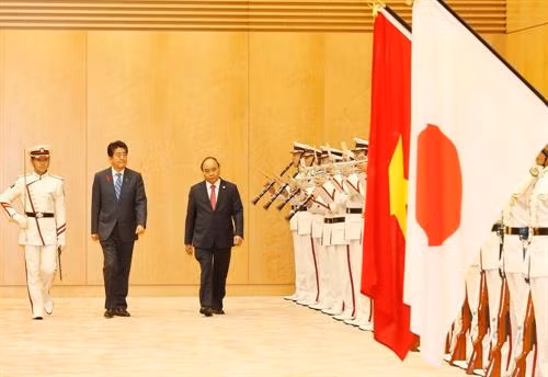 越南政府总理阮春福和日本首相安倍晋三检阅仪仗队。图自越通社 越南政府总理阮春福和日本首相安倍晋三检阅仪仗队。图自越通社