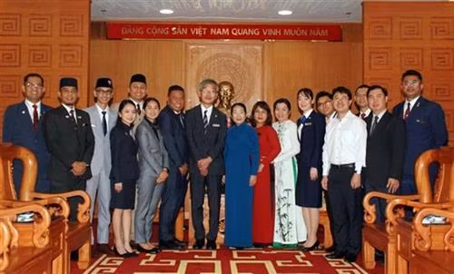 各代表合影。图自越通社 各代表合影。图自越通社
