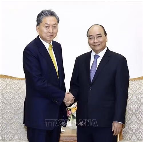 越南政府总理阮春福（右）与日本东亚研究院院长鸠山由纪夫。图自越通社