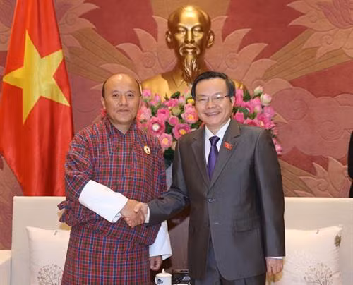 越南国会副主席冯国显（右）与不丹审计署审计长切细·克桑（左）。图自越通社