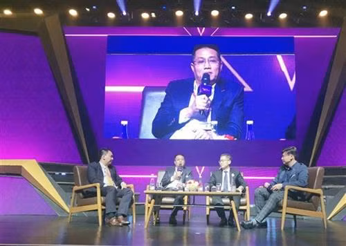 各家企业代表在仪式上交流和互相分享经验。图自越通社