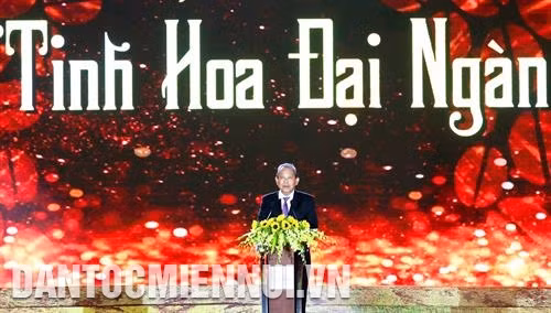 政府副总理张和平在咖啡节上发表讲话。记者 仲达 摄 政府副总理张和平在咖啡节上发表讲话。记者 仲达 摄
