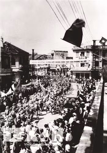 1954年10月10日越南人民军步兵单位路过麻行街进入接管首都。图自越通社 1954年10月10日越南人民军步兵单位路过麻行街进入接管首都。图自越通社