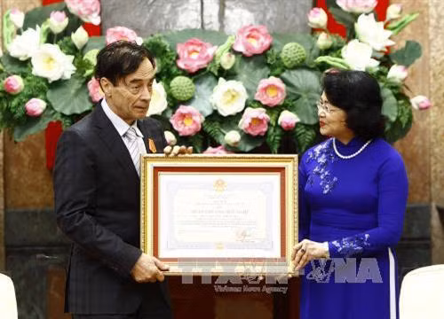 邓氏玉盛向瓦勒特授予友谊勋章证书。(图片来源:越通社) 邓氏玉盛向瓦勒特授予友谊勋章证书。(图片来源:越通社)