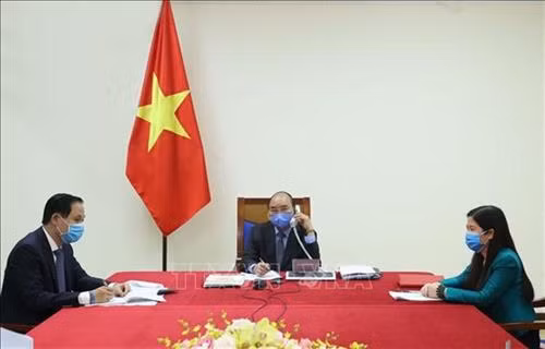 越南政府总理阮春福与韩国总统文在寅举行电话会谈。越通社记者 统一 摄