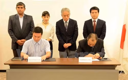 越南与日本代表签署合作协议。(图片来源:越通社) 越南与日本代表签署合作协议。(图片来源:越通社)