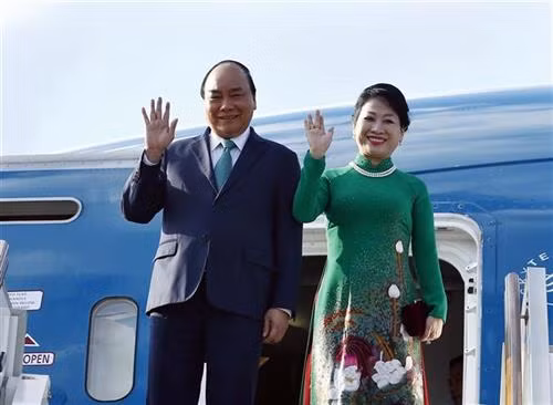 越南政府总理阮春福与夫人抵达莫斯科首都伏努科沃2号机场。图自越通社 越南政府总理阮春福与夫人抵达莫斯科首都伏努科沃2号机场。图自越通社