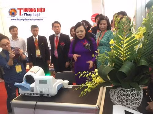 越南卫生部部长阮氏金进参观展览会。(图片来源:thuonghieuvaphapluat.vn) 越南卫生部部长阮氏金进参观展览会。(图片来源:thuonghieuvaphapluat.vn)