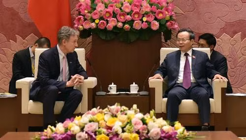越南国会副主席冯国显会见东盟-欧盟商业理事会主席。图自互联网 越南国会副主席冯国显会见东盟-欧盟商业理事会主席。图自互联网