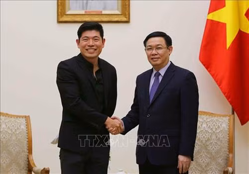 越南政府副总理王廷惠与东南亚网约车巨头Grab公司联合创始人兼首席执行官陈炳耀。图自越通社 越南政府副总理王廷惠与东南亚网约车巨头Grab公司联合创始人兼首席执行官陈炳耀。图自越通社
