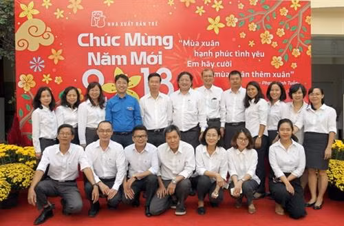 武文赏与胡志明市青年出版社干部人员合影。（图片来源：越通社）