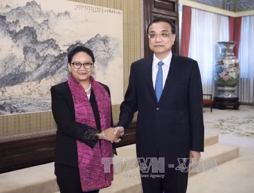 中国国务院总理李克强会见印度尼西亚外长蕾特诺。（图片来源：越通社）
