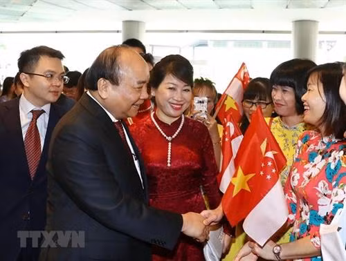 越南政府和夫人同越南高级代表团已抵达新加坡樟宜国际机场,开始出席第33届东盟峰会和相关会议之行。图自越通社图自越通社 越南政府和夫人同越南高级代表团已抵达新加坡樟宜国际机场,开始出席第33届东盟峰会和相关会议之行。图自越通社图自越通社