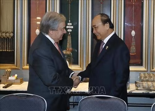 越南政府总理阮春福会见联合国秘书长古特雷斯。图自越通社 越南政府总理阮春福会见联合国秘书长古特雷斯。图自越通社