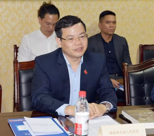 宣光省人民议会主席阮文山简要介绍该省经济社会发展情况。(图片来源:越通社) 宣光省人民议会主席阮文山简要介绍该省经济社会发展情况。(图片来源:越通社)