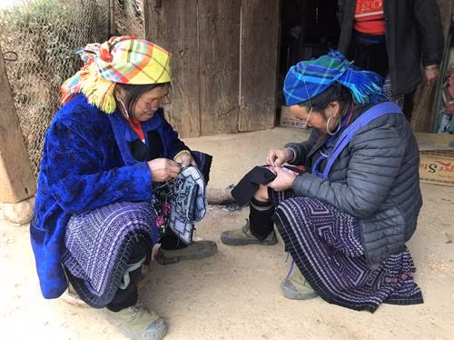 努力保护安沛省木江界县蒙族同胞的织锦业。图自越通社 努力保护安沛省木江界县蒙族同胞的织锦业。图自越通社