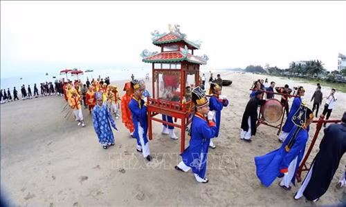 求鱼节是岘港市渔民最具规模的传统节日之一。图自越通社 求鱼节是岘港市渔民最具规模的传统节日之一。图自越通社