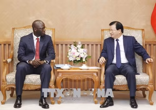 越南政府副总理郑廷勇(右)会见世行驻越首席代表奥斯曼·迪奥。越通社记者 林卿 摄 越南政府副总理郑廷勇(右)会见世行驻越首席代表奥斯曼·迪奥。越通社记者 林卿 摄