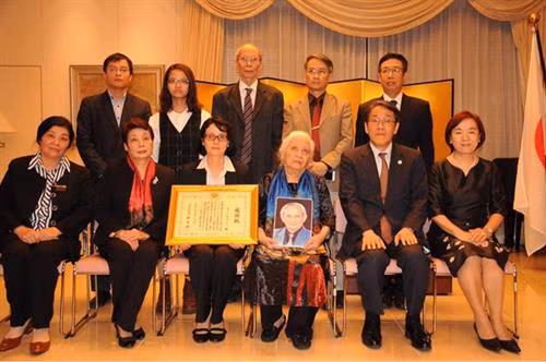 潘辉黎家人和日本驻越南大使梅田邦夫合影。图自因特网 潘辉黎家人和日本驻越南大使梅田邦夫合影。图自因特网