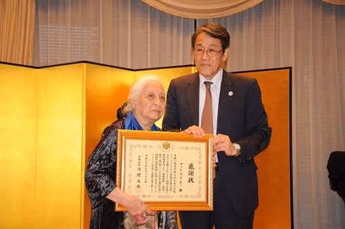 潘辉黎夫人接受日本驻越南大使梅田邦夫授予的奖状。图自因特网 潘辉黎夫人接受日本驻越南大使梅田邦夫授予的奖状。图自因特网