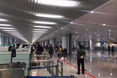 自3月26日0时起暂停将国外返回的越南公民运往内排机场。图自越通社