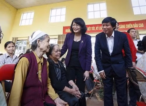 邓氏玉盛一行走访旗山县安光乡,向乡里优抚家庭和贫困户赠送慰问品。图自越通社 邓氏玉盛一行走访旗山县安光乡,向乡里优抚家庭和贫困户赠送慰问品。图自越通社