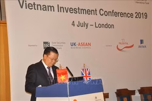 越南财政部长丁进勇7月4日在伦敦金融中心主持召开越南促贸会。图自越通社 越南财政部长丁进勇7月4日在伦敦金融中心主持召开越南促贸会。图自越通社