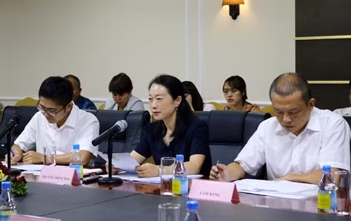 红河州文化和旅游局局长张艳梅在会上发言。图自越通社 红河州文化和旅游局局长张艳梅在会上发言。图自越通社