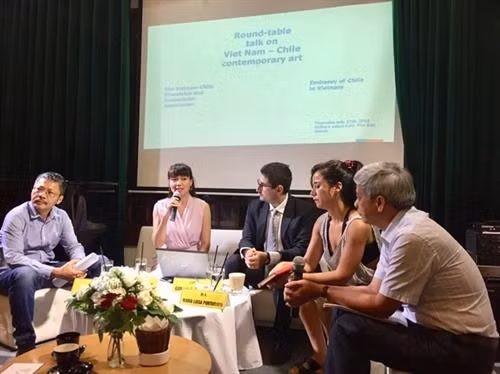 越南与智利当代艺术圆桌座谈会。(图片来源:http://baoquocte.vn) 越南与智利当代艺术圆桌座谈会。(图片来源:http://baoquocte.vn)
