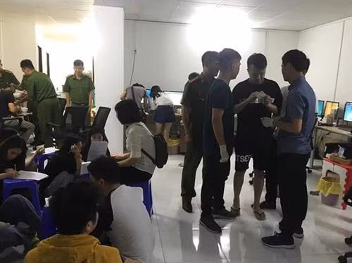 Our City室内备置许多计算机，为赌博活动服务。图自互联网