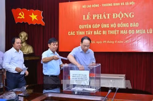劳动荣军与社会部各位代表捐款。(图片来源:越通社) 劳动荣军与社会部各位代表捐款。(图片来源:越通社)