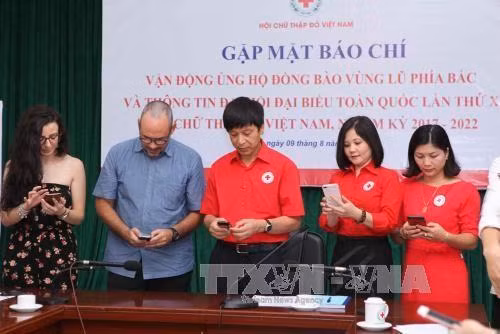 越南红十字会中央委员会举行题为“致力于洪水灾民”的发送捐款短信启动仪式。(图片来源:越通社) 越南红十字会中央委员会举行题为“致力于洪水灾民”的发送捐款短信启动仪式。(图片来源:越通社)