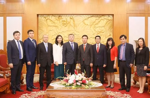 双方代表合影留念。图自越通社