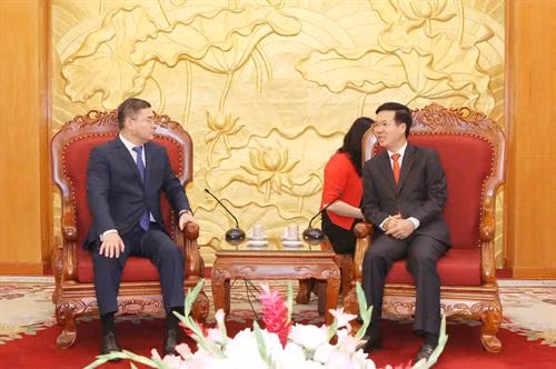 武文赏在越共中央总部会见哈萨克斯坦“祖国之光党”代表团。图自越通社