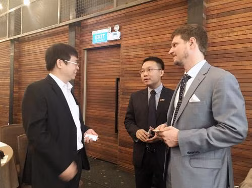 代表们交换意见。图自越通社 代表们交换意见。图自越通社