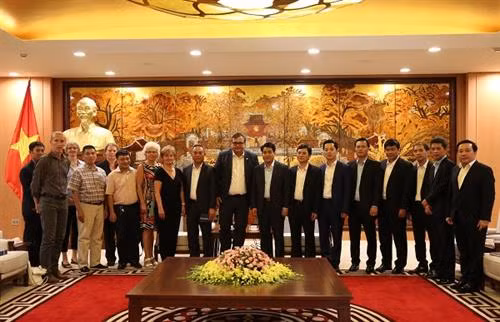 双方代表合影。图自新河内报 双方代表合影。图自新河内报