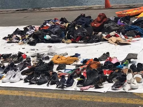 遇难者的鞋子、背包和随身物品。 图自越通社 遇难者的鞋子、背包和随身物品。 图自越通社
