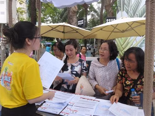 参观者了解旅游信息 图自越通社 参观者了解旅游信息 图自越通社