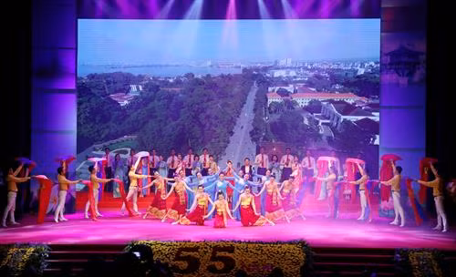 越老建交55周年暨《越老友好合作条约》签署40周年庆典文艺表演节目。(图片来源:越通社) 越老建交55周年暨《越老友好合作条约》签署40周年庆典文艺表演节目。(图片来源:越通社)