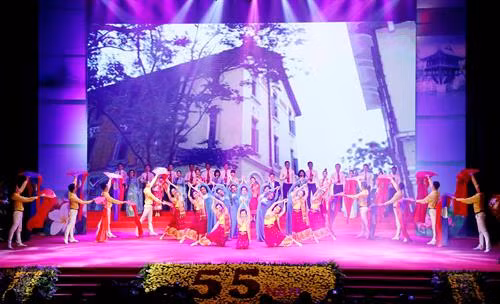 越老建交55周年暨《越老友好合作条约》签署40周年庆典文艺表演节目。(图片来源:越通社) 越老建交55周年暨《越老友好合作条约》签署40周年庆典文艺表演节目。(图片来源:越通社)