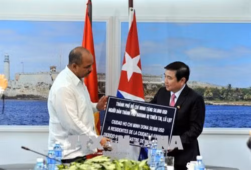 胡志明市人民委员会主席阮成峰向哈瓦那市人民议会主席Reynaldo Garcia Zapata移交古巴灾民的援助款项。（图片来源：越通社）